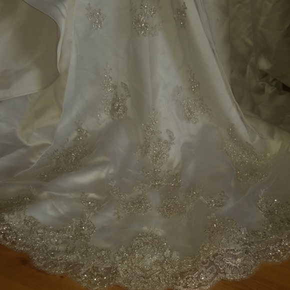 A line wearing dress - Picture 8 of 8